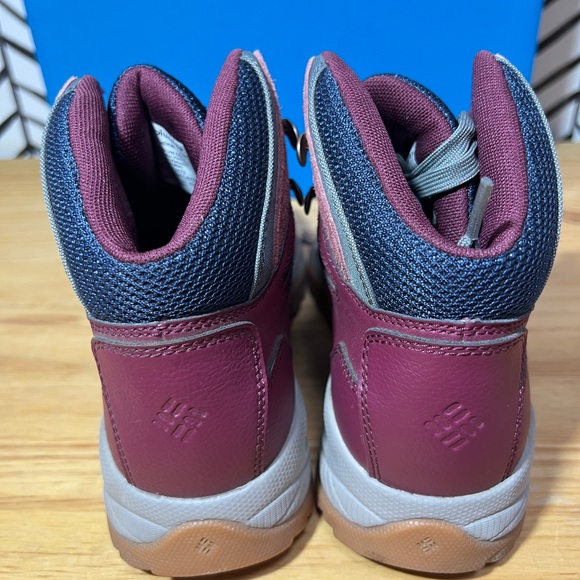 Columbia Women's Newton Ridge Bc Hiking Shoe size 7 - Picture 8 of 9